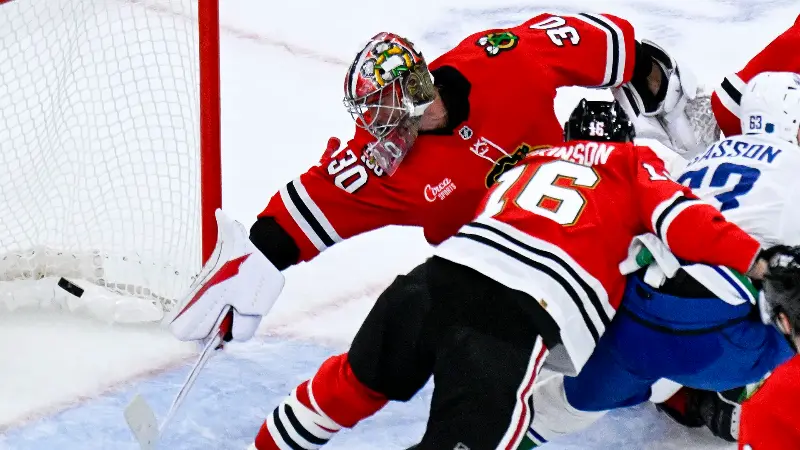 Три самых разочаровавших игрока «Чикаго Блэкхокс» в матче с «Ванкувер Кэнакс», проигранном по буллитам со счётом 2:3.