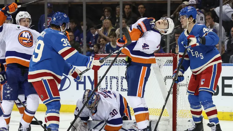 Три самых разочаровавших игрока «Нью-Йорк Рейнджерс» в матче против «Нью-Йорк Айлендерс», завершившемся «сухим» поражением 0:5.