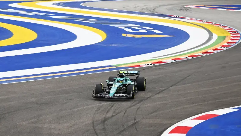 Алонсо возглавил протокол первой тренировки в Сингапуре, опередив Леклера и Ферстаппена.