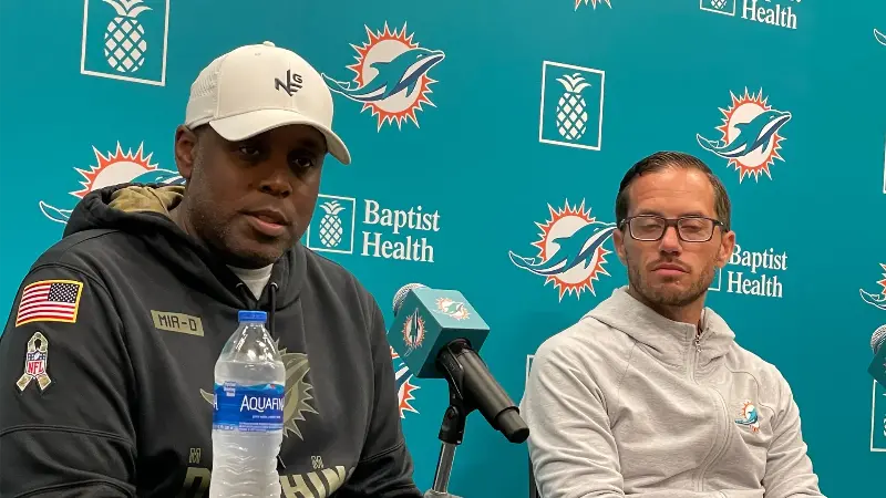 Уволят ли Майка Макдэниела вслед за Крисом Гриром? Появились важные новости о будущем главного тренера «Долфинс» после ухода генерального менеджера.