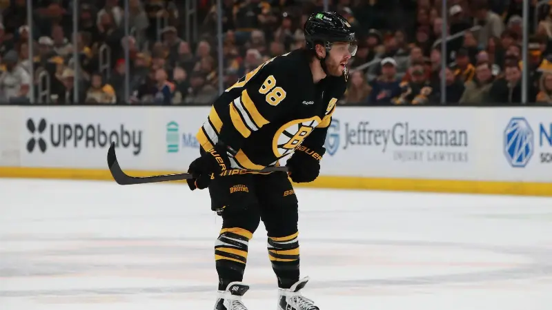 Звезда «Бостон Брюинз» с контрактом на 90 миллионов долларов критично оценил свою игру после разгромного поражения от «Канадиенс», которое стало для команды четвертым подряд.