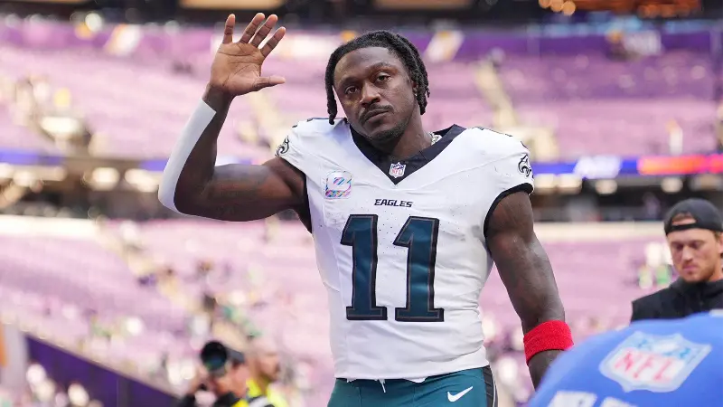 «Эй Джей Браун предпочитает, чтобы его обменяли», - Дэн Орловски высказался о скрытом посыле принимающего «Иглз», который стоит за его желанием получать больше передач от Джейлена Хертса.