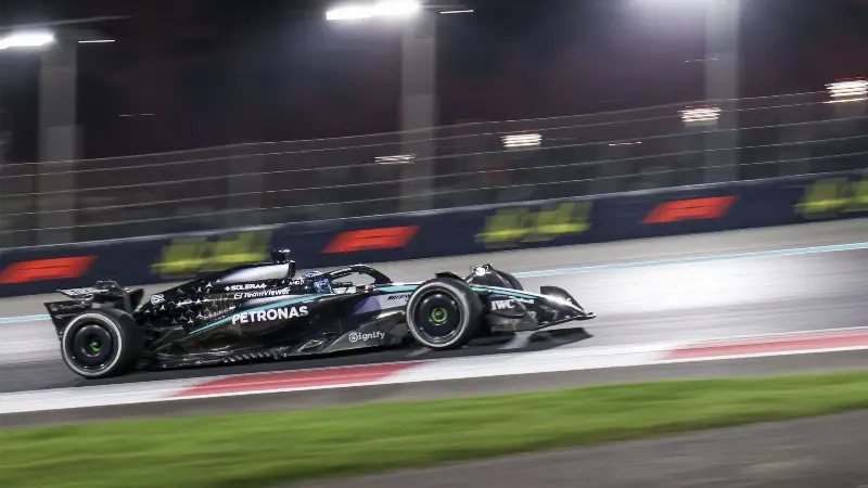 Mercedes может грозить запрет, поскольку FIA до сих пор не решила, как поступить с ситуацией вокруг лазейки в регламенте.