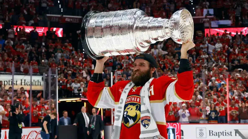 Аарон Экблад рассказал о главном движущем факторе команды на фоне стремления «Флориды Пантерз» войти в элитный клуб обладателей Кубка Стэнли.