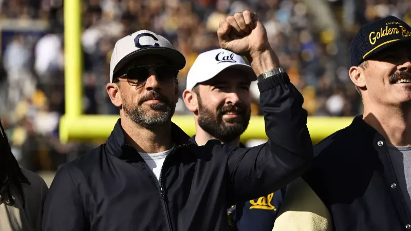 Аарон Роджерс сослался на финансовые аспекты своего контракта на сумму 23 500 000 долларов, когда появились вопросы о его возможном уходе.