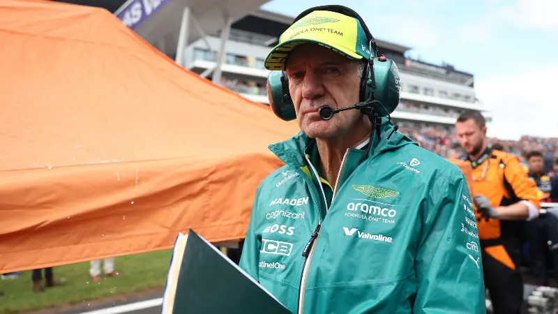 Эдриан Ньюи приуменьшает ожидания относительно надежд на чемпионство в 2026 году.