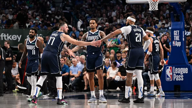 После травм Луки Дончича и Кайри Ирвинга «Даллас Маверикс» столкнулись с очередной потерей: звезда команды покинул игру против «Мемфис Гриззлиз», испытывая боль.