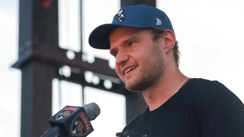 Новости о травме Александра Баркова: вслед за неудачей с Мэттью Ткачаком, «Флорида Пантерз» столкнулась с еще одним серьезным ударом, связанным с капитаном команды.