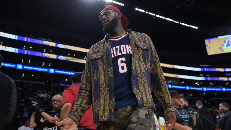 На фоне призывов «Обменяйте Леброна Джеймса» бывший соперник звезды «Лейкерс» выдвинул неожиданное предложение о его переходе на роль шестого игрока.