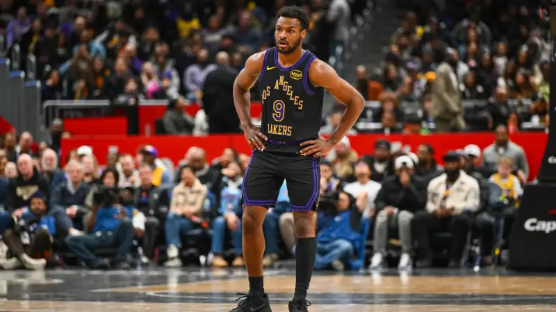 Собираются ли «Лос-Анджелес Лейкерс» отчислить Бронни Джеймса, чтобы освободить 15-е место для рынка выкупа? Вирусный твит опровергнут