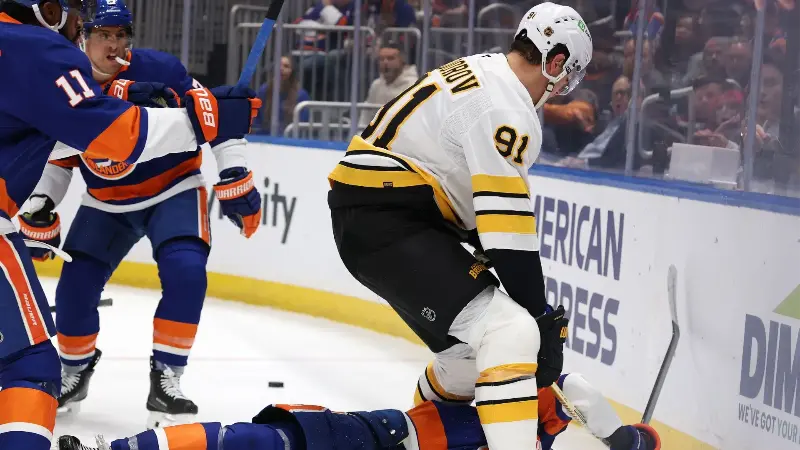 Никита Задоров из «Бостон Брюинз» ответил болельщикам «Нью-Йорк Айлендерс» на их враждебные сообщения, последовавшие за его ударом клюшкой Мэттью Шефера.