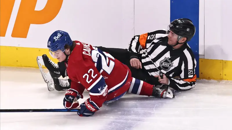 Звезда «Монреаль Канадиенс» Коул Кофилд раскритиковал арбитров после того, как спорное удаление Джоша Андерсона привело к обидному поражению от «Эдмонтон Ойлерз».