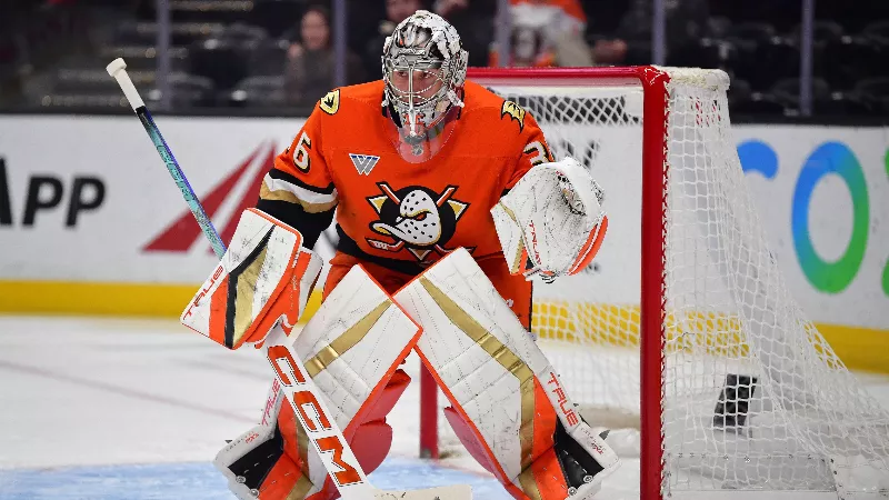 «Каролина — приоритет в его мыслях», - инсайдер НХЛ высказал честное мнение о будущем Джона Гибсона в составе «Анахайм Дакс»