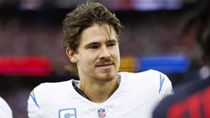 Слухи о драфте: «Лос-Анджелес Чарджерс» могут выбрать звездного ресивера с 22 тачдаунами, чтобы помочь Джастину Херберту