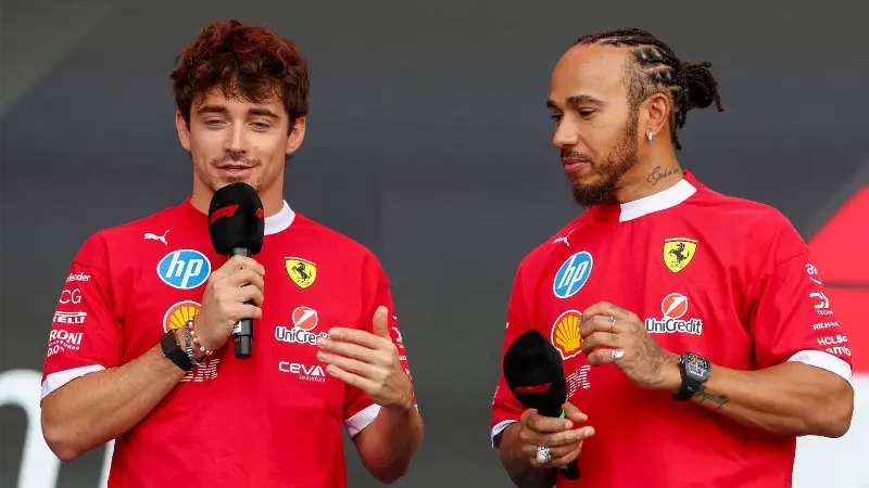 Шарль Леклер шутливо отдал должное Льюису Хэмилтону в ответ на слова фаната, назвавшего монегаска «вдохновением».