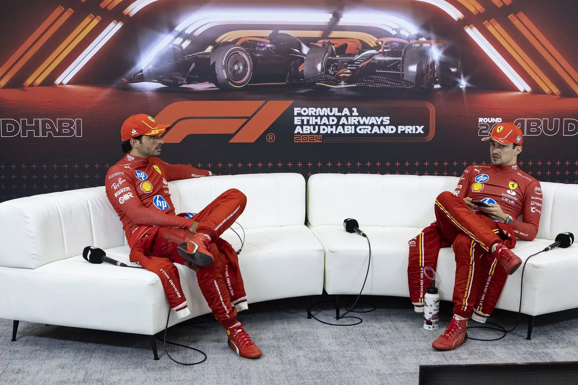 Шарль Леклер высказал честное мнение о том, как его бывший напарник Карлос Сайнс повлиял на его стиль пилотирования.