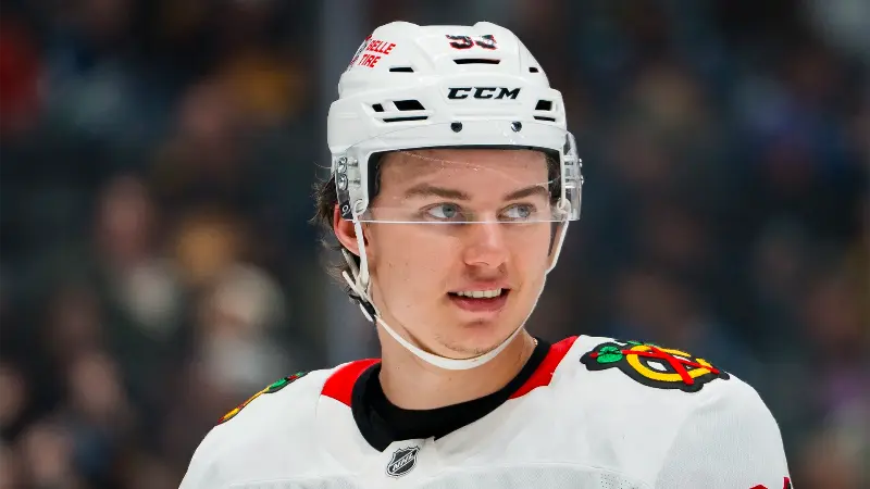 Коннор Бедард и Фрэнк Назар поделились забавными закулисными историями о своей крепкой дружбе в «Чикаго Блэкхокс».