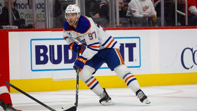 Инсайдер сообщает, что звезда «Эдмонтон Ойлерз» Коннор Макдэвид пропустит несколько недель из-за травмы нижней части тела.