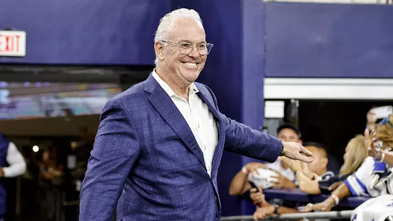 Стивен Джонс из «Даллас Ковбойз» принял решение относительно Дэниела Джонса на фоне кризиса с квотербеками в команде.