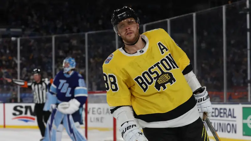 Давид Пастрняк не стал подбирать слова, комментируя спорное решение, из-за которого не засчитали возможную победную шайбу в овертайме, а «Бостон Брюинз» упустили преимущество 5:2 и проиграли «Тампа-Бэй Лайтнинг» на Стадионной серии НХЛ