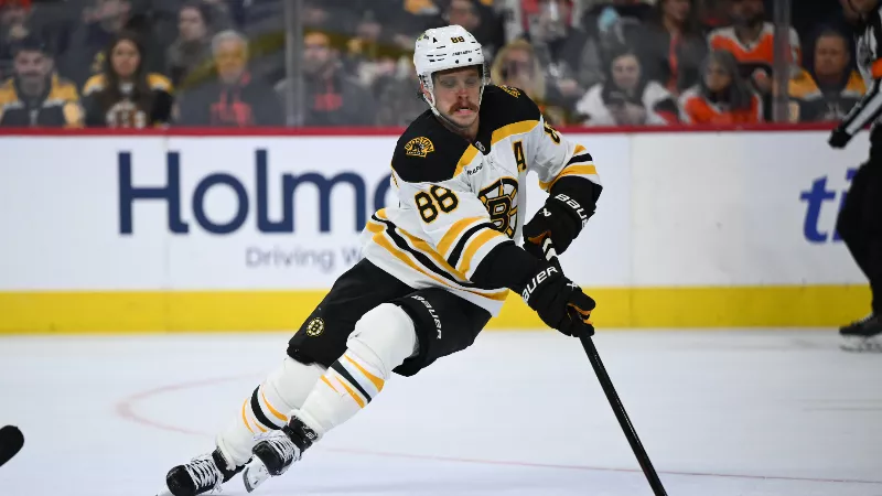 Партнёр Давида Пастрняка по звену рассказал, как звезда «Бостон Брюинз» отреагировал на то, что его оставили на скамейке в третьем периоде.