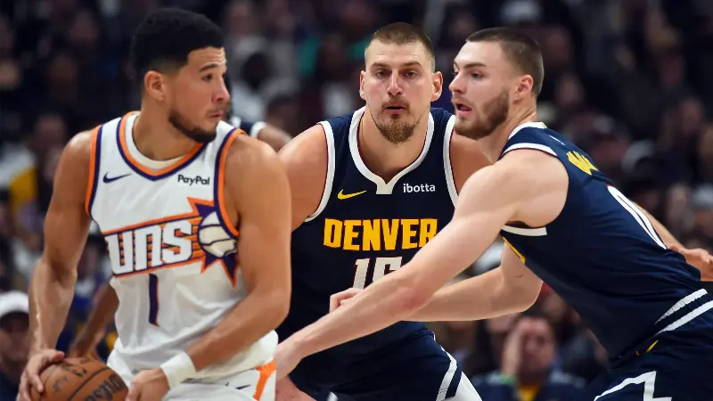 Разочарование Девина Букера вышло из-под контроля: он обрушился на судей из-за форварда «Наггетс».