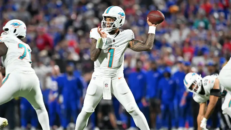 «И не говорите мне, что размер не важен», - Колин Каухерд раскритиковал Туа Танговаилоа за его скромные габариты и слабую руку после поражения от «Баффало Биллс» со счетом 21:31.