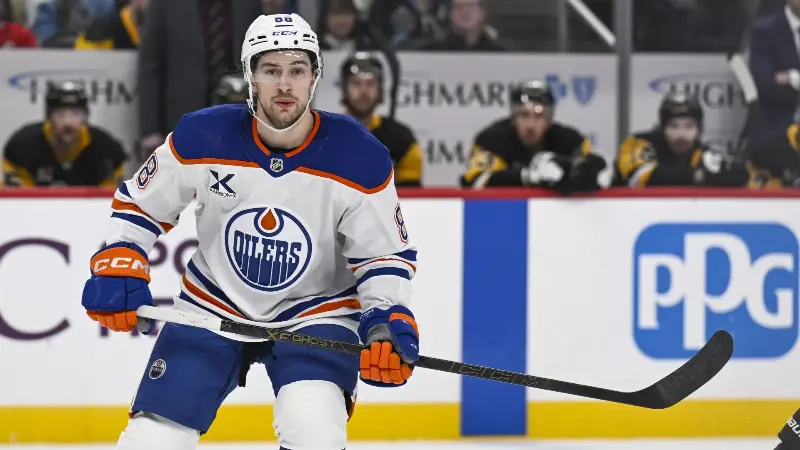 Эллиотт Фридман: решение оставить Эндрю Манджапане в запасе не означает, что «Ойлерз» готовы обменять форварда.