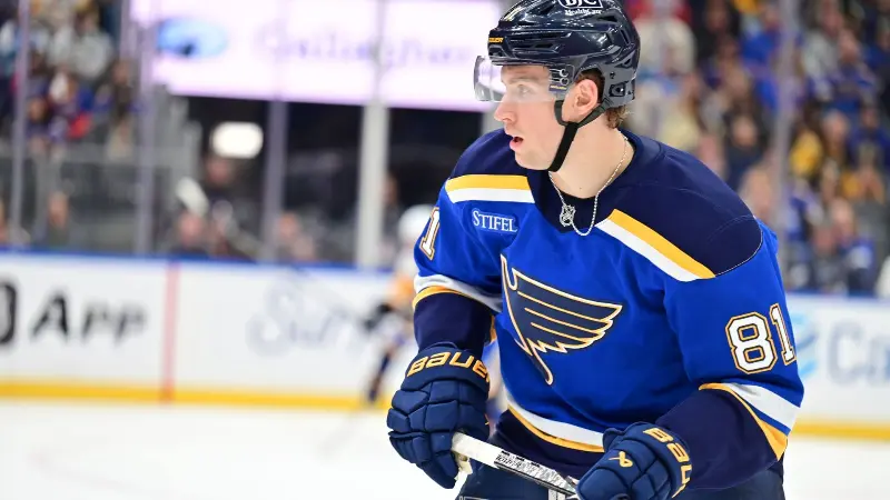 Бывший нападающий «Эдмонтон Ойлерз» Дилан Холлоуэй затаил обиду на клуб после того, как уроженцу Альберты сделали заниженное предложение в ходе переговоров по контракту.