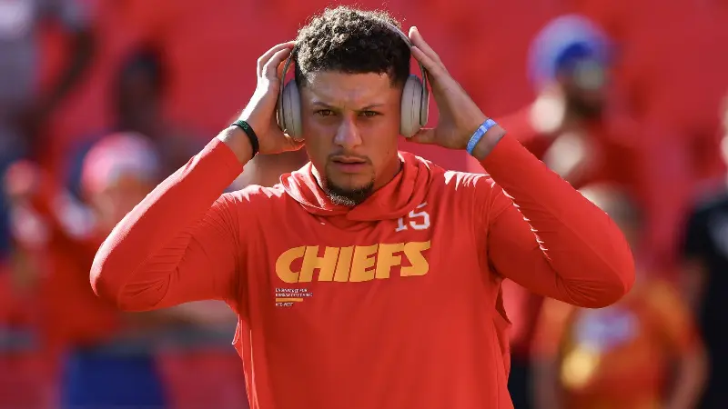 Бывший квотербек «Пэкерс» раскритиковал Патрика Махоумса и обвинил судей в двойных стандартах, поскольку квотербека «Чифс» не наказали за грязный прием против защитника «Чарджерс».