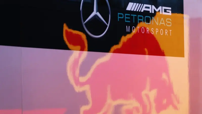 Эпопея с лазейкой в регламенте, касающейся степени сжатия двигателей Mercedes и Red Bull, в преддверии сезона Формулы-1 2026 года.