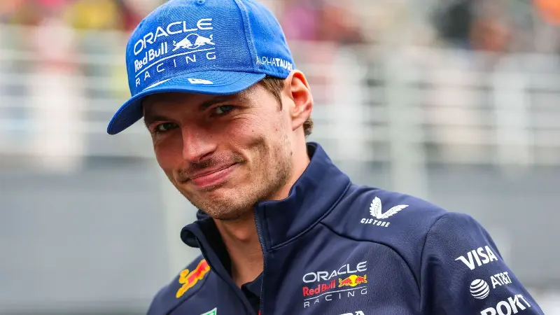 Глава Формулы-1 мотивирует Макса Ферстаппена бороться за пятый титул, приводя в пример сезон 2007 года, когда McLaren и Льюис Хэмилтон упустили победу в чемпионате.