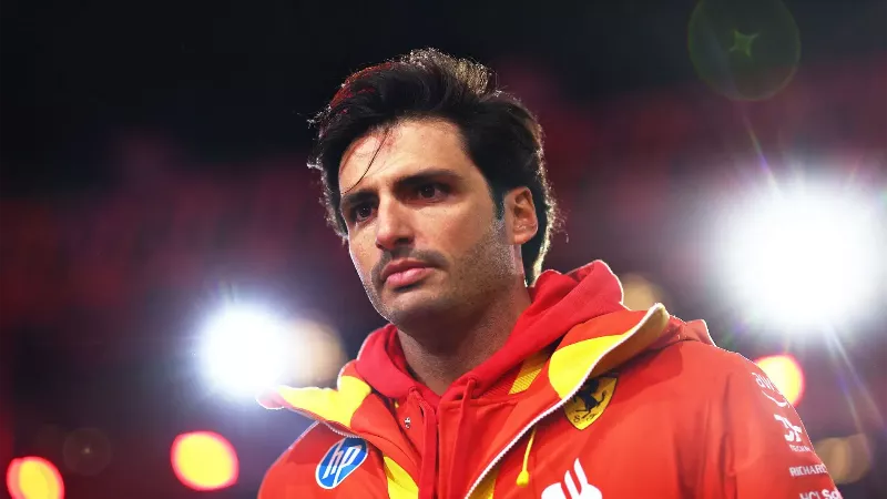 Легенда Формулы 1 кратко отреагировал на дань уважения Ferrari Карлосу Сайнсу в его последней гонке за команду.