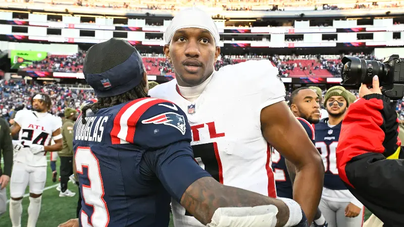 Нежелание Майкла Пеникса-младшего из «Атланта Фэлконс» обращаться за помощью подогревает слухи о напряженности в раздевалке.