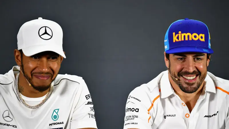 Фернандо Алонсо оценили выше Льюиса Хэмилтона: аналитик Формулы-1 позволил себе выпад в адрес звезды Ferrari.