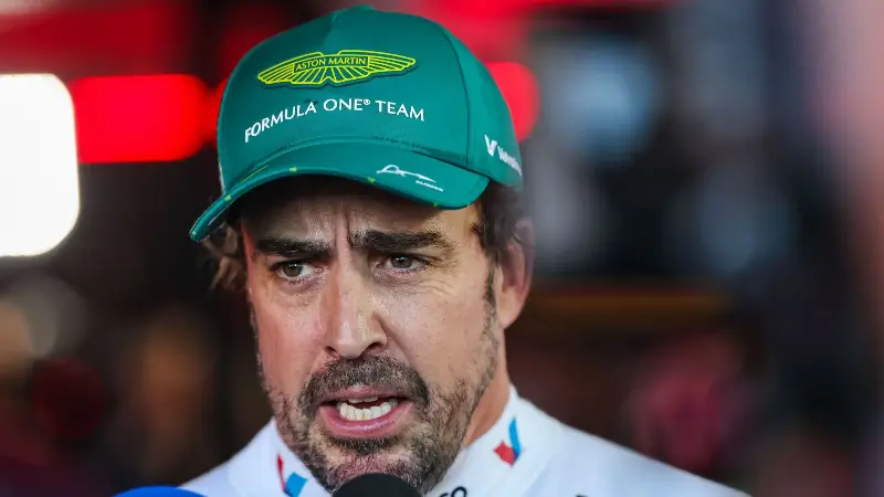 «Попал гравий», - В Aston Martin проанализировали неудачи Фернандо Алонсо в Монце. 