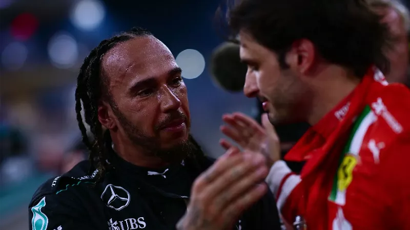Руководитель Ferrari сделал важное заявление о Карлосе Сайнсе, пока Льюис Хэмилтон блеснул в первый день тестов в Маранелло.