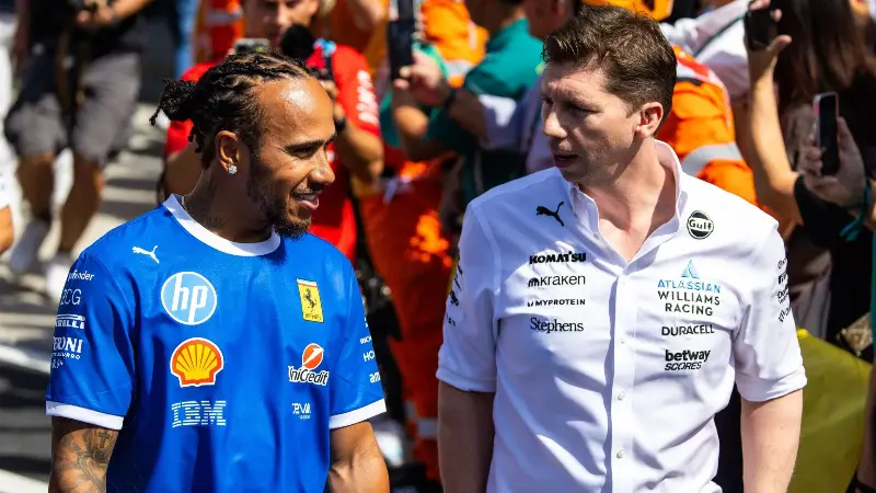 «Ferrari — это религия в Италии», - бывший сотрудник Mercedes рассуждает об эволюции фанатов Формулы-1, приводя в пример статус Льюиса Хэмилтона.