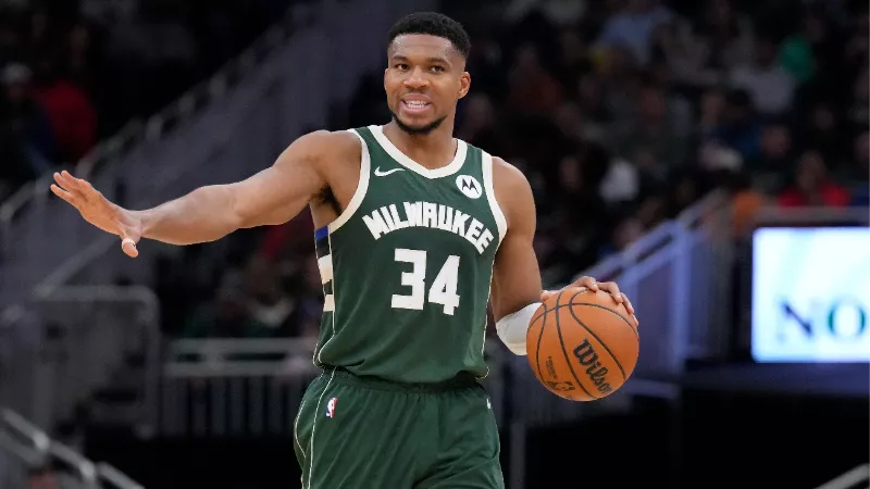 Яннис Адетокунбо поднимает боевой дух «Милуоки Бакс», рассказывая очередную «отцовскую шутку» на фоне серии из пяти поражений.