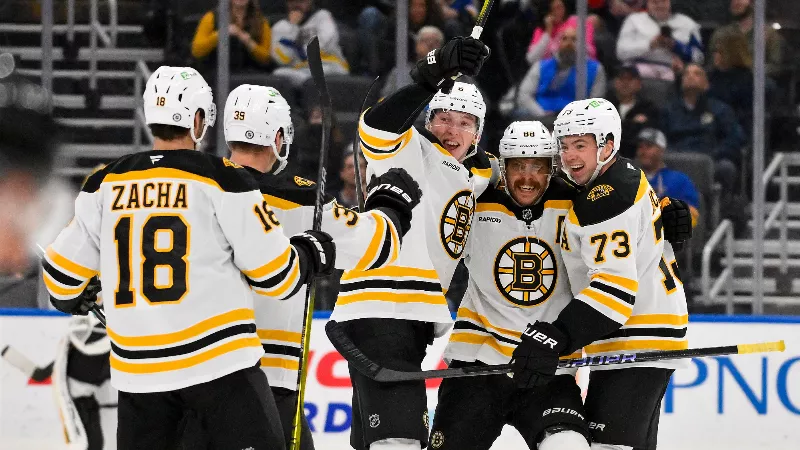 Главный тренер «Бостон Брюинз» Джим Монтгомери высказал свое мнение о героических действиях Давида Пастрняка и защитника стоимостью 76 миллионов долларов, которые помогли команде добиться волевой победы.