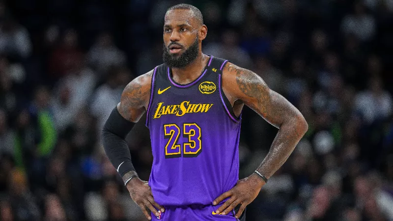 «У него были Мэджик Джонсон и Джеймс Уорти», — бывший чемпион НБА подчеркнул различия между поздними этапами карьеры Леброна Джеймса и Карима Абдул-Джаббара.