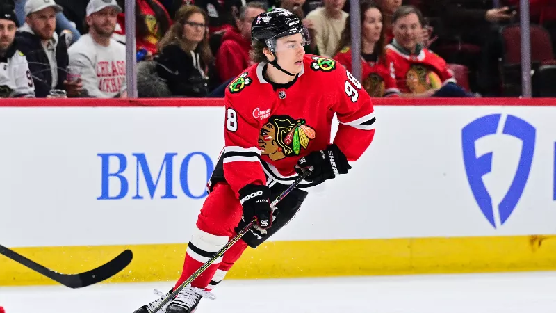 «Ему не хватает множества мелких деталей», — Биз жестко раскритиковал игру Коннора Бедарда после поражения «Блэкхокс» в овертайме от «Ойлерз»