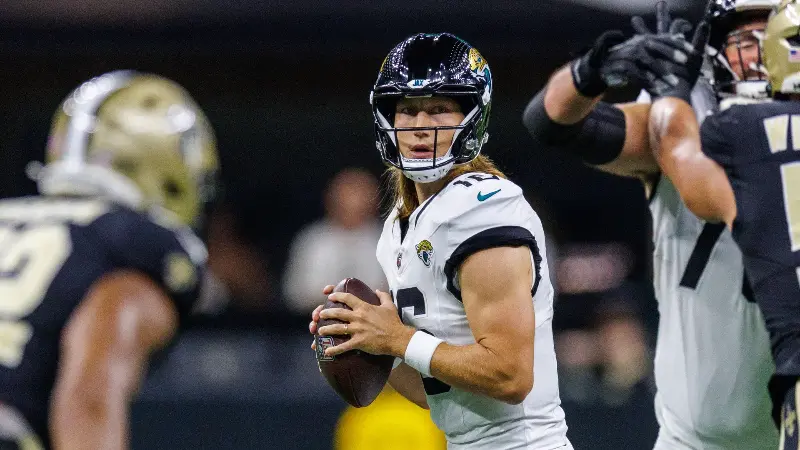 «Он направо и налево бросает пасы, подставляя ресиверов под удар», - Билл Симмонс разнес Тревора Лоуренса, рисуя безрадостную картину карьерной траектории квотербека «Джагуарс».