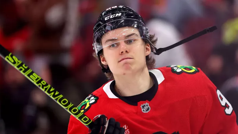 «Я был довольно близок с ним», - Коннор Бедард поделился своими эмоциями по поводу обмена Тейлора Холла из «Чикаго Блэкхокс»