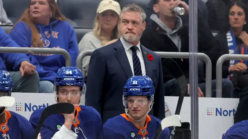 Разъярённый главный тренер «Нью-Йорк Айлендерс» Патрик Руа пригрозил Микко Рантанену после того, как тот был удалён за толчок Александра Романова на борт.