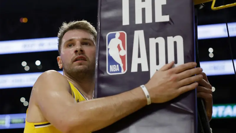 Сыграет ли Лука Дончич сегодня против «Мемфис Гриззлис»? Важная информация о травме звезды «Лейкерс» в преддверии Кубка НБА «Эмирейтс».