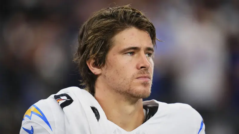 «Было бы безумием с моей стороны отрицать правду», - Джастин Херберт отказывается забывать о болезненном поражении в плей-офф 2024 года в преддверии матча 17-й недели против «Тексанс».