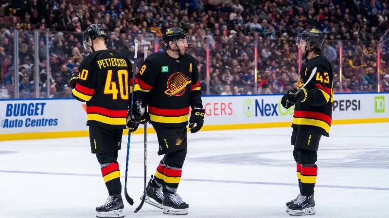 «Похоже, ничего не произойдет в ближайшее время», - инсайдер НХЛ предположил, что «Кэнакс» пока не спешат с обменами Джей Ти Миллера и Элиаса Петтерссона после невыгодных предложений.