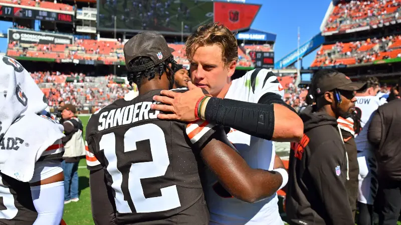 Джо Берроу высказался о ситуации с Шедуром Сандерсом, отметив, что тот находится «под микроскопом больше, чем любой другой игрок, выбранный в пятом раунде» в истории НФЛ.