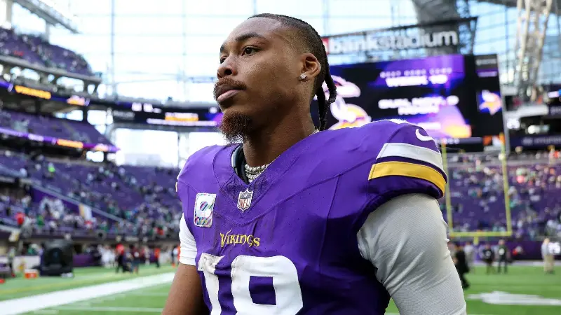 По сообщениям, Джастин Джефферсон был в ярости в раздевалке после поражения от «Чарджерс», в то время как болельщики требуют, чтобы звездный принимающий «Вайкингс» запросил обмен из «Миннесоты».